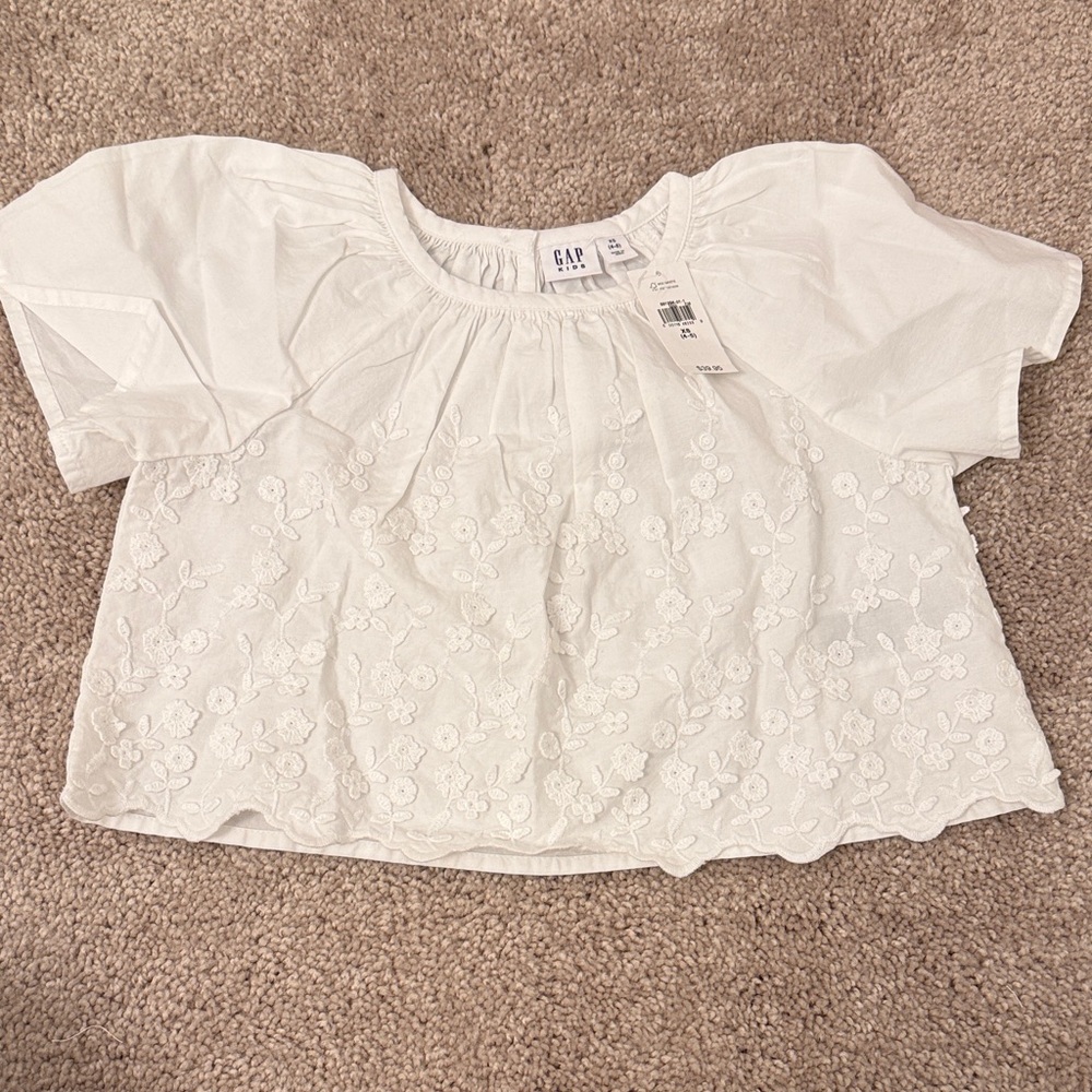 GAP White Floral Embroidered Top
Size extra small 4–5 girls
